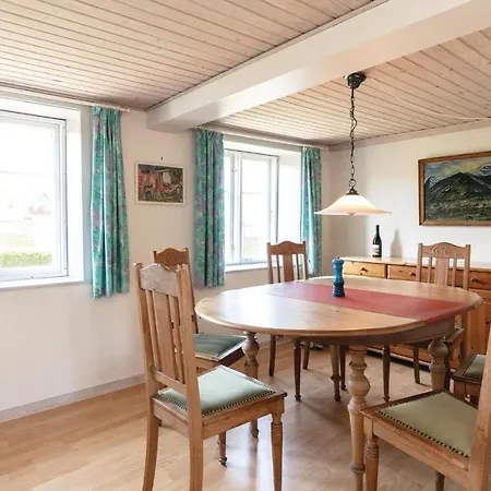 Сasa de vacaciones Three-bedroom Holiday In *
