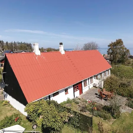 Сasa de vacaciones Three-bedroom Holiday In *
